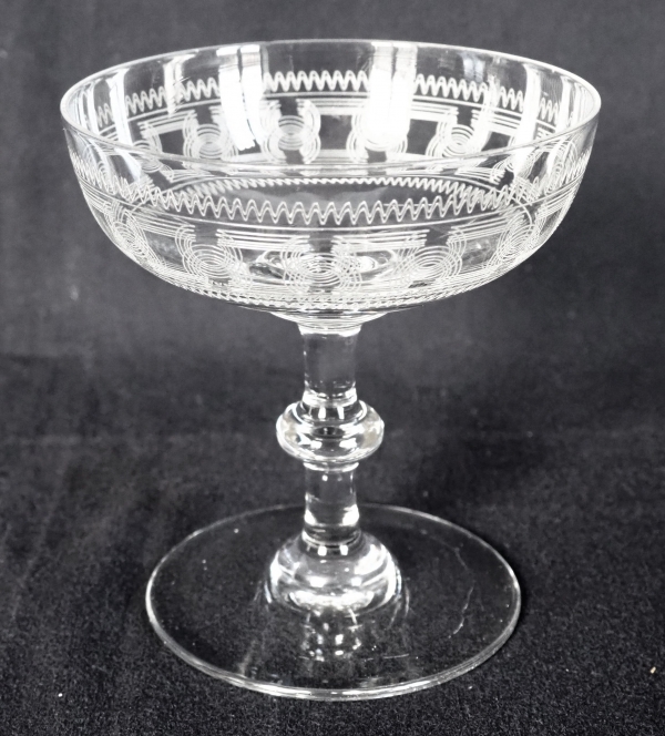 Coupe à champagne en cristal de Baccarat, modèle à jambe bouton, gravure 3458