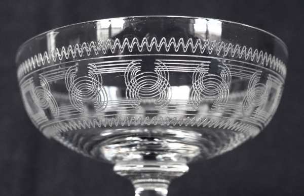 Coupe à champagne en cristal de Baccarat, modèle à jambe bouton, gravure 3458