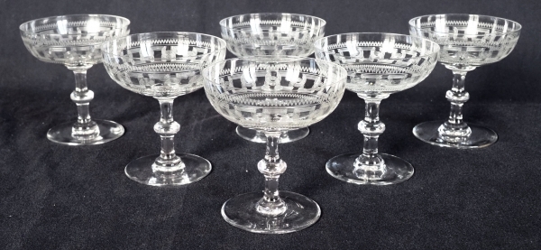 Coupe à champagne en cristal de Baccarat, modèle à jambe bouton, gravure 3458