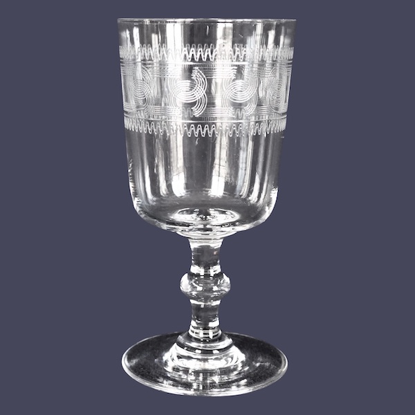 Verre à eau en cristal de Baccarat, modèle à jambe bouton, gravure 3458 - 13,2cm