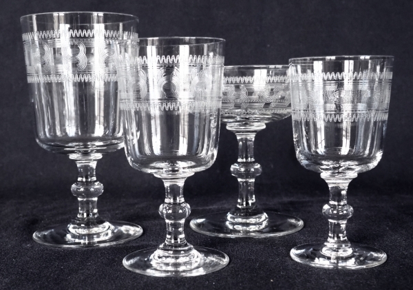 Verre à vin en cristal de Baccarat, modèle à jambe bouton, gravure 3458 - 11,3cm