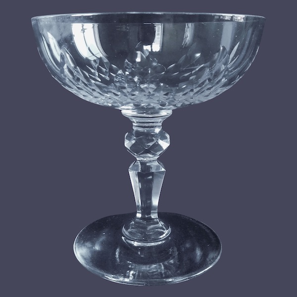 Coupe à champagne en cristal de Baccarat, modèle jeux d'orgues de biseaux forme 55 jambe taillée