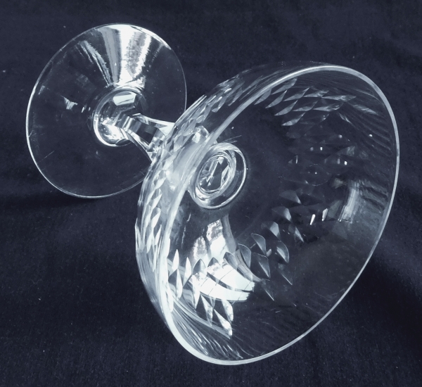 Coupe à champagne en cristal de Baccarat, modèle jeux d'orgues de biseaux forme 55 jambe taillée