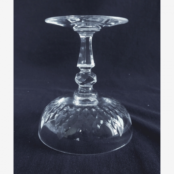 Coupe à champagne en cristal de Baccarat, modèle jeux d'orgues de biseaux forme 55 jambe taillée