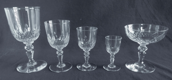 Coupe à champagne en cristal de Baccarat, modèle jeux d'orgues de biseaux forme 55 jambe taillée