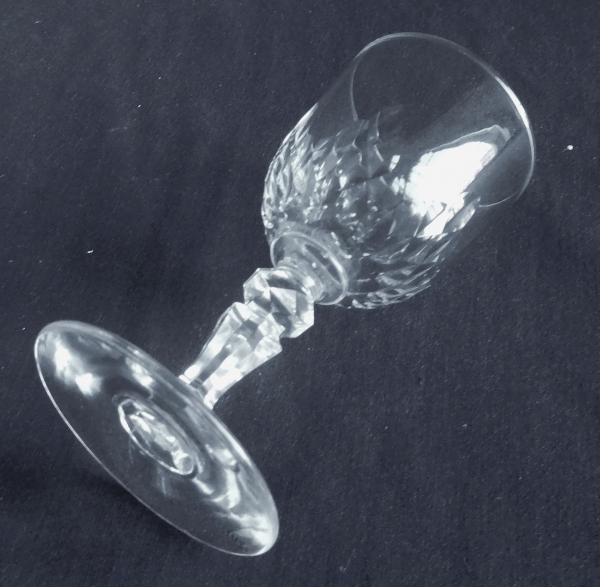 Verre à vin en cristal de Baccarat, modèle Jeux d'Orgues de Biseaux forme 55 jambe taillée - 12,3cm