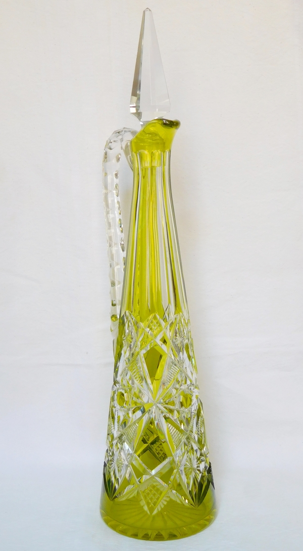 Carafe à vin du Rhin aiguière en cristal de Baccarat overlay vert chartreuse, modèle Lagny