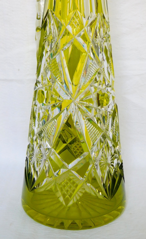 Carafe à vin du Rhin aiguière en cristal de Baccarat overlay vert chartreuse, modèle Lagny