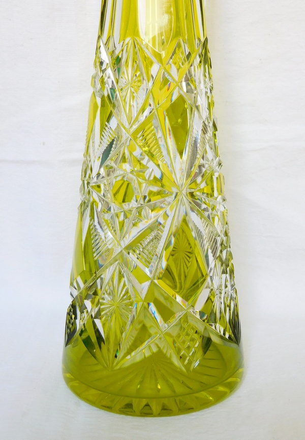 Carafe à vin du Rhin aiguière en cristal de Baccarat overlay vert chartreuse, modèle Lagny