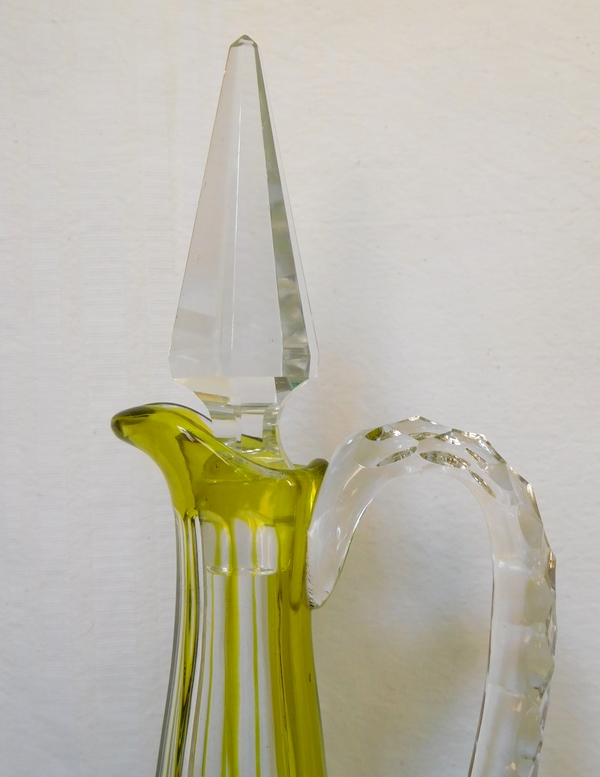 Carafe à vin du Rhin aiguière en cristal de Baccarat overlay vert chartreuse, modèle Lagny