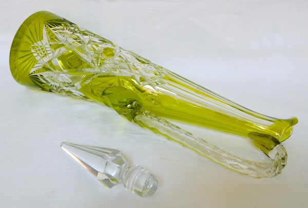 Carafe à vin du Rhin aiguière en cristal de Baccarat overlay vert chartreuse, modèle Lagny