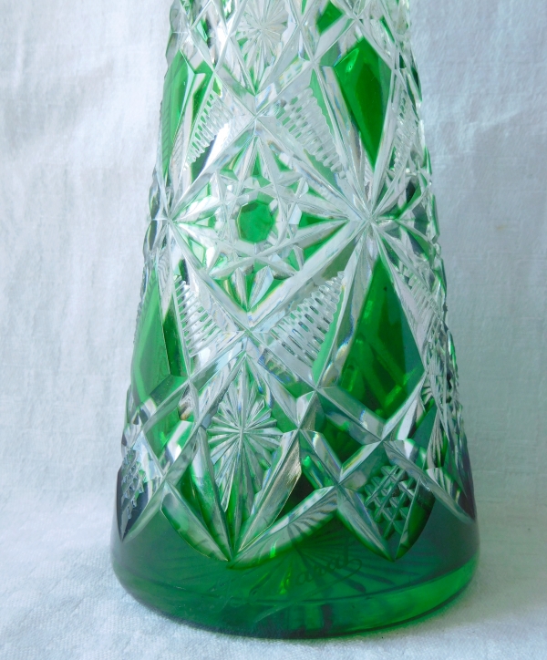 Carafe à liqueur en cristal de Baccarat overlay vert, modèle Lagny - signature gravée