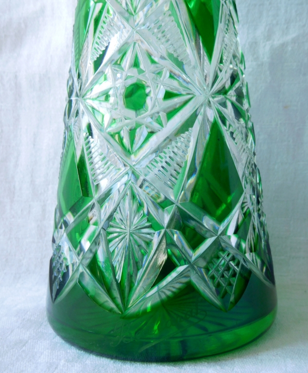 Carafe à liqueur en cristal de Baccarat overlay vert, modèle Lagny - signature gravée