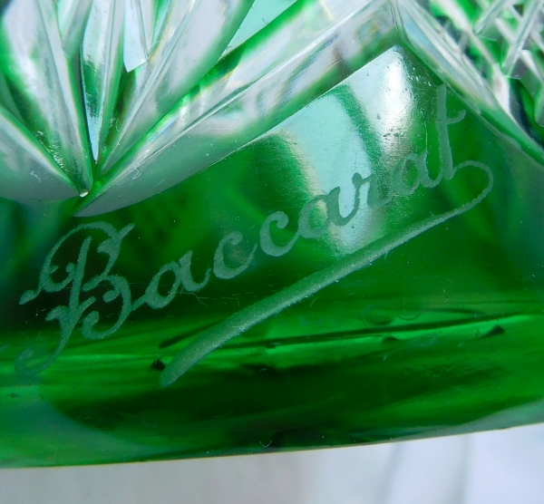 Carafe à liqueur en cristal de Baccarat overlay vert, modèle Lagny - signature gravée