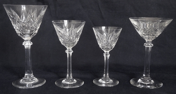 Coupe à champagne en cristal de Baccarat, modèle Louvois - signée