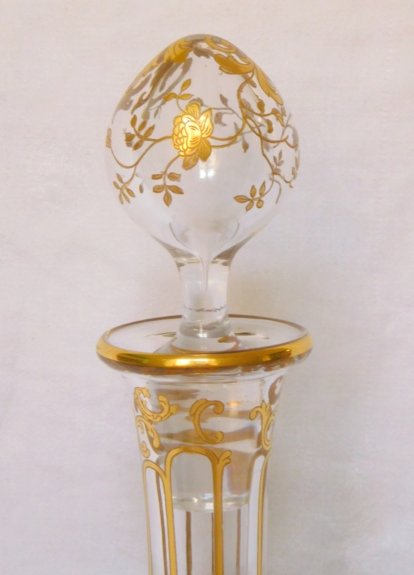 Carafe à vin en cristal de Baccarat, modèle Louis XV rehaussé à l'or fin