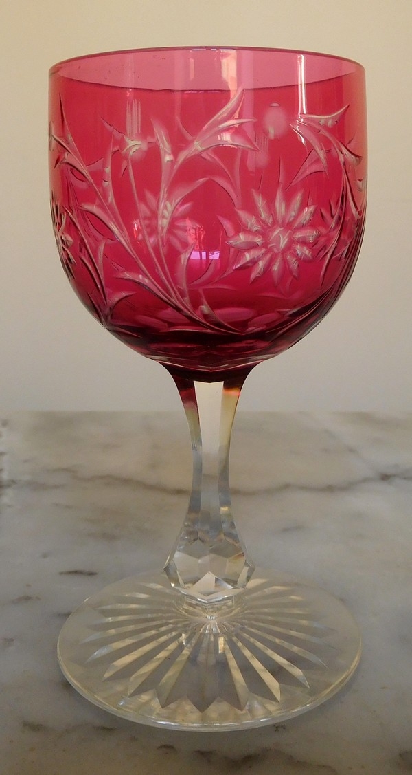 Verre à vin en cristal de Baccarat, cristal overlay rose, modèle Maintenon