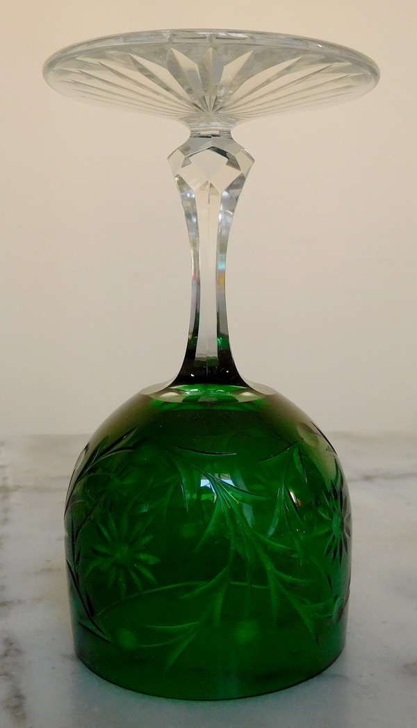 Verre à vin en cristal de Baccarat, cristal overlay vert, modèle Maintenon