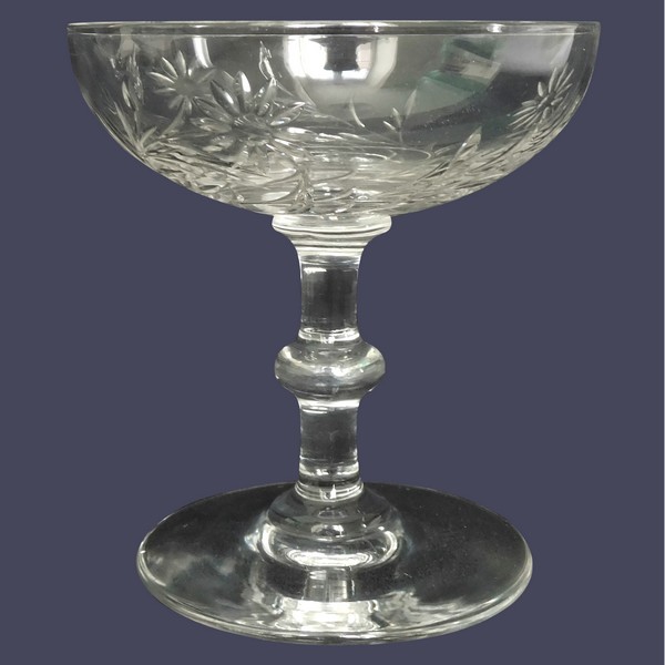 Coupe à champagne en cristal de Baccarat, modèle taillé aux marguerites