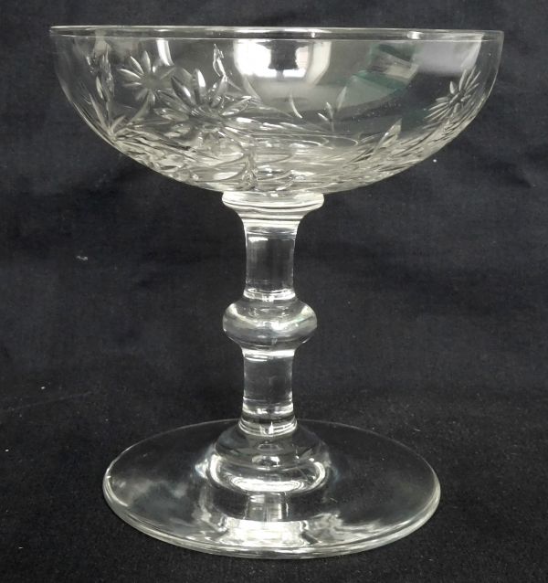 Coupe à champagne en cristal de Baccarat, modèle taillé aux marguerites