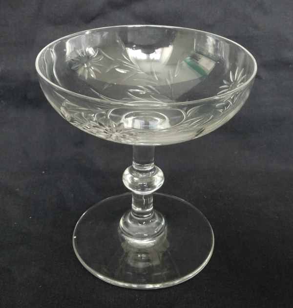 Coupe à champagne en cristal de Baccarat, modèle taillé aux marguerites