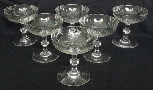 Coupe à champagne en cristal de Baccarat, modèle taillé aux marguerites