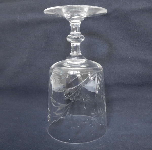 Verre à vin en cristal de Baccarat, modèle taillé aux marguerites - 11,8cm