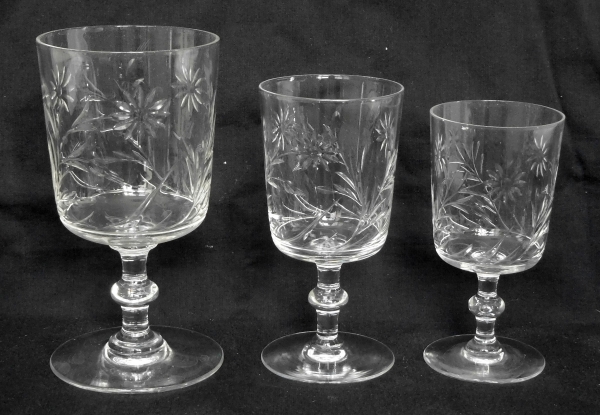 Verre à eau en cristal de Baccarat, modèle taillé aux marguerites - 13,5cm