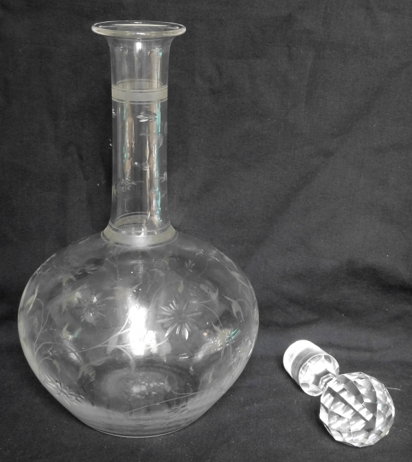 Carafe à vin en cristal de Baccarat, modèle aux marguerites taillées