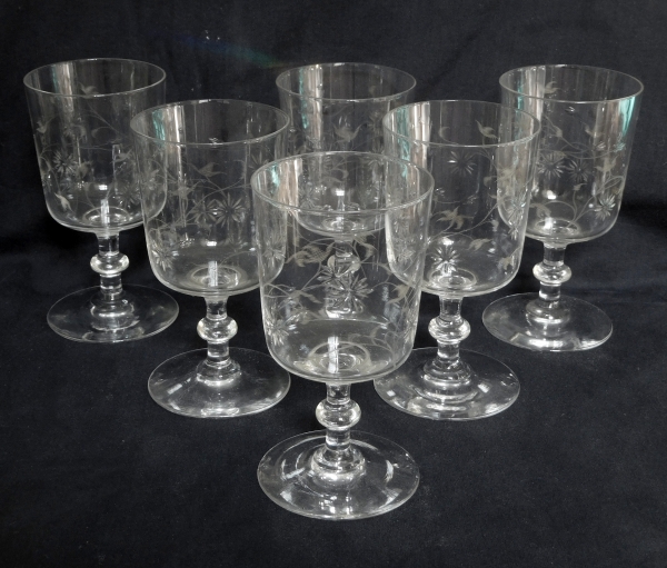 Verre à vin en cristal de Baccarat, modèle aux marguerites taillées - 11,8cm