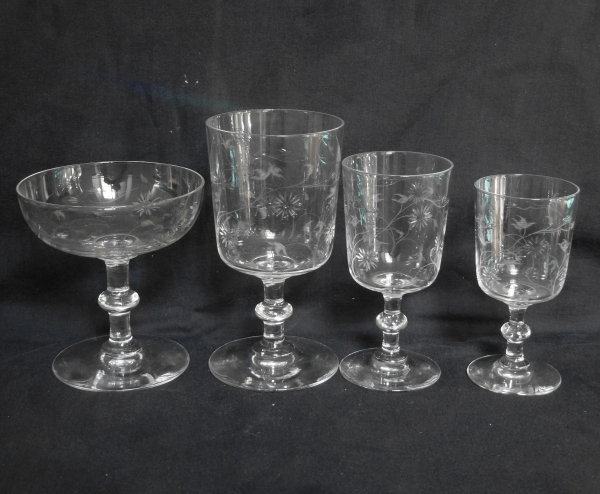 Verre à vin en cristal de Baccarat, modèle aux marguerites taillées - 11,8cm