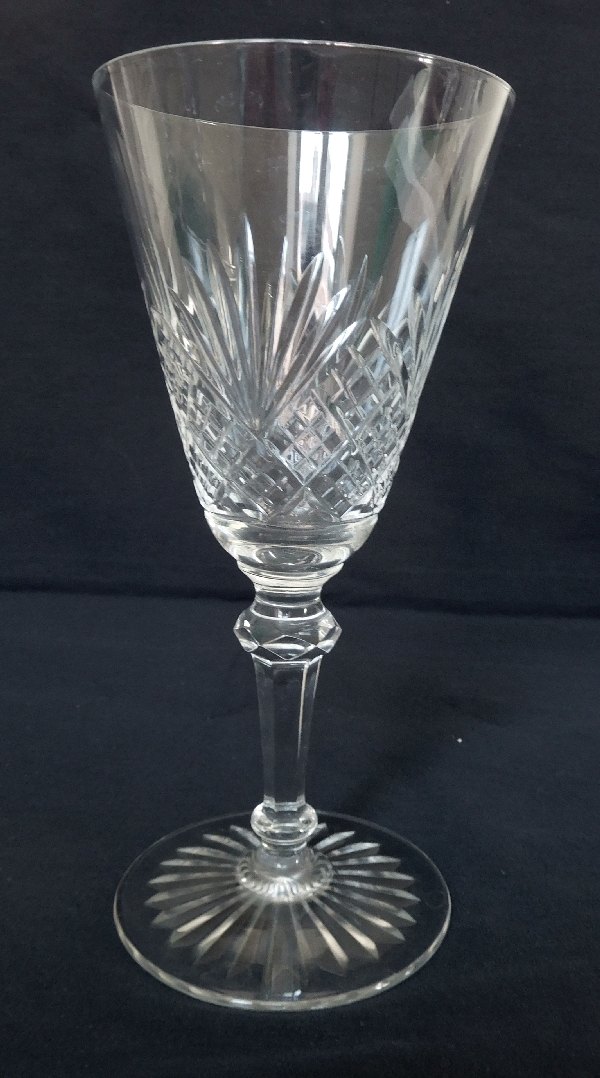 Verre à vin en cristal de Baccarat, modèle à palmettes conique, variante du modèle Douai - 13,8cm