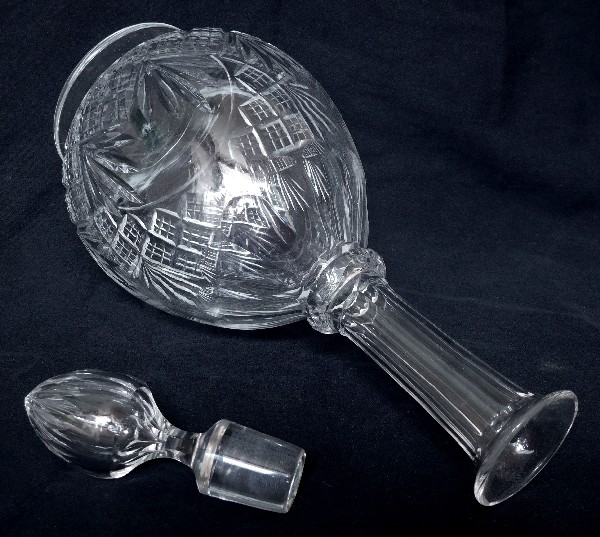 Carafe à vin en cristal de Baccarat, modèle à palmettes et jambe gondole - modèle Douai