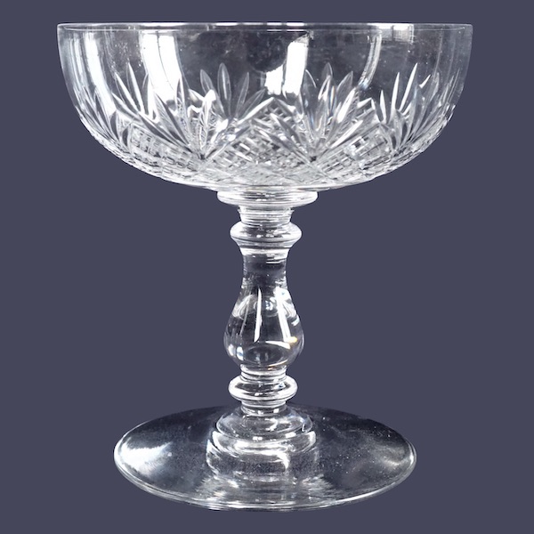 Coupe à champagne en cristal de Baccarat, modèle à palmettes et jambe gondole - modèle Douai