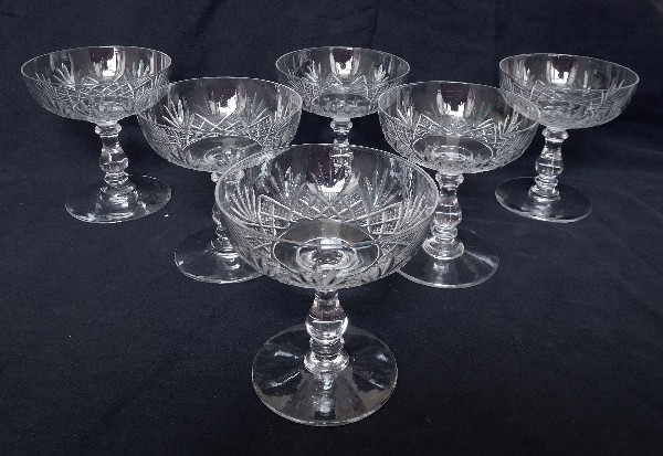 Coupe à champagne en cristal de Baccarat, modèle à palmettes et jambe gondole - modèle Douai