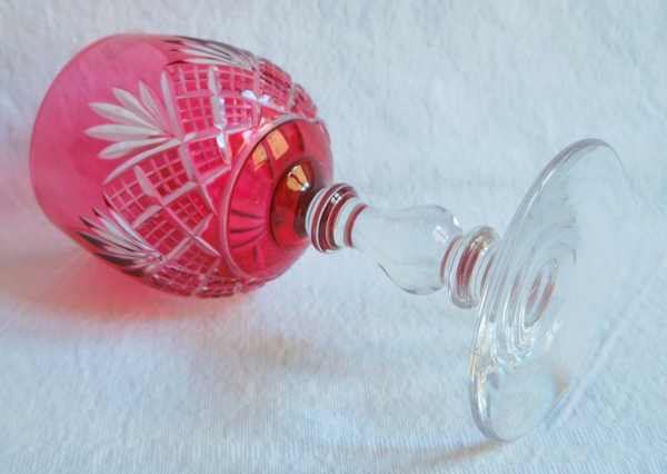 Verre à vin cuit en cristal de Baccarat, modèle à palmettes et jambe gondole en cristal overlay rose - modèle Douai