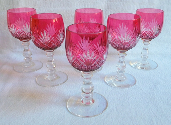 Verre à vin cuit en cristal de Baccarat, modèle à palmettes et jambe gondole en cristal overlay rose - modèle Douai