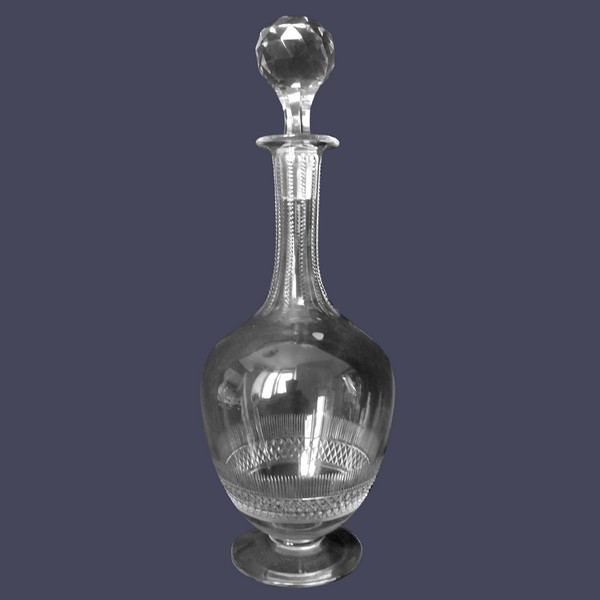 Carafe en cristal de Baccarat, modèle à pointes de diamant - 33cm