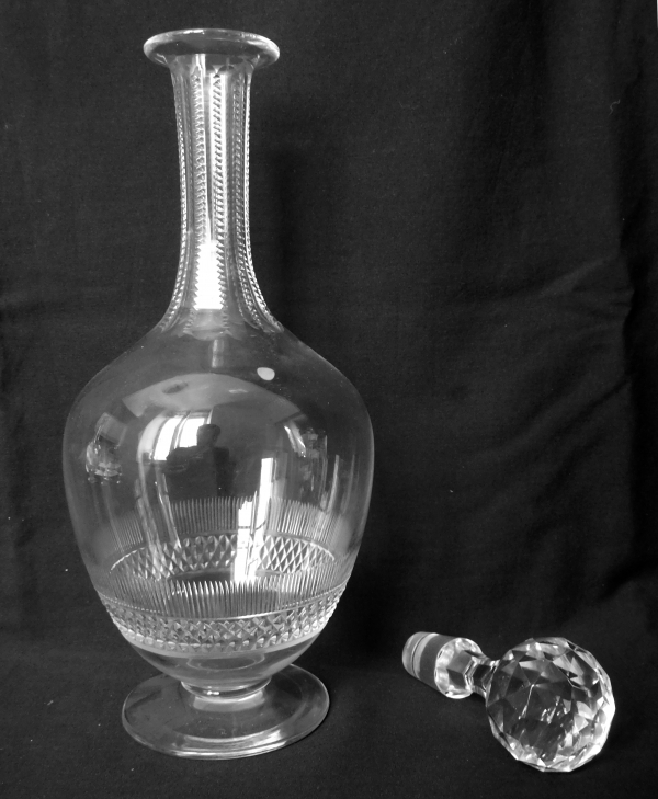 Carafe en cristal de Baccarat, modèle à pointes de diamant - 31,5cm