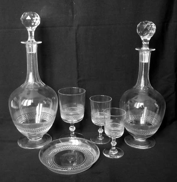 Carafe en cristal de Baccarat, modèle à pointes de diamant - 33cm