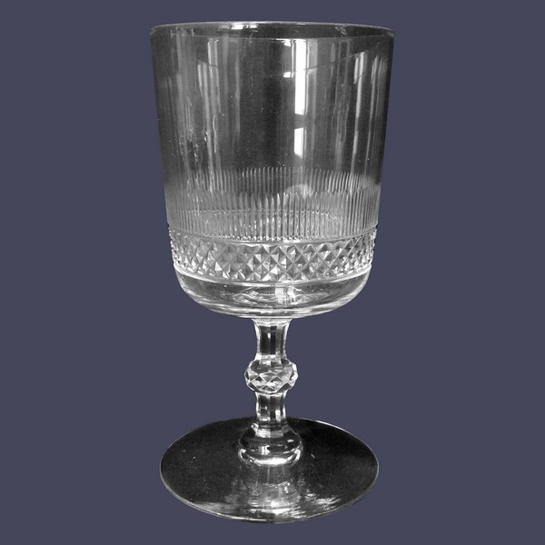 Verre à vin en cristal de Baccarat, modèle à pointes de diamant - 11,8cm