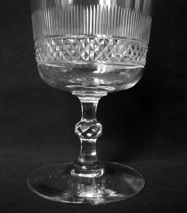 Verre à eau en cristal de Baccarat, modèle à pointes de diamant - 13,6cm