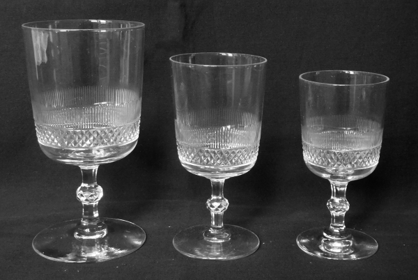 Verre à vin en cristal de Baccarat, modèle à pointes de diamant - 11,8cm