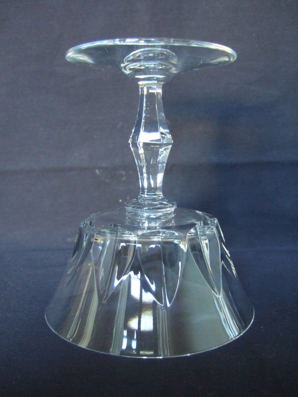 Coupe à champagne en cristal de Baccarat, modèle Polignac, signée