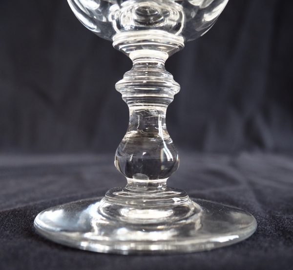 Verre à vin en cristal de Baccarat forme tulipe à pans coupés - 11,6cm