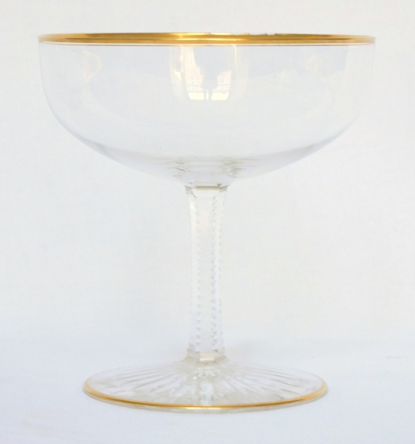 Coupe à champagne en cristal de Baccarat, modèle forme F taillé et rehaussé à l'or fin