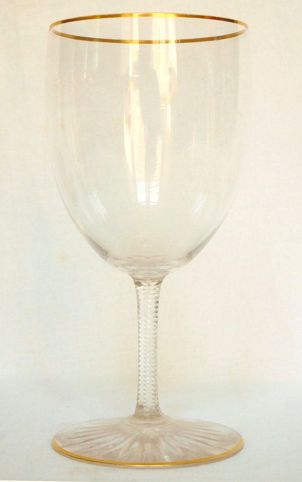 Verre à vin blanc en cristal de Baccarat, modèle forme F taillé et rehaussé à l'or fin - 10,7cm