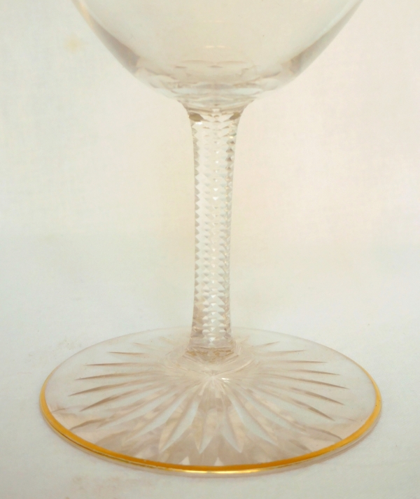 Verre à vin blanc en cristal de Baccarat, modèle forme F taillé et rehaussé à l'or fin - 10,7cm