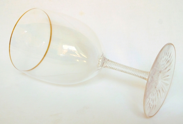 Verre à vin blanc en cristal de Baccarat, modèle forme F taillé et rehaussé à l'or fin - 10,7cm