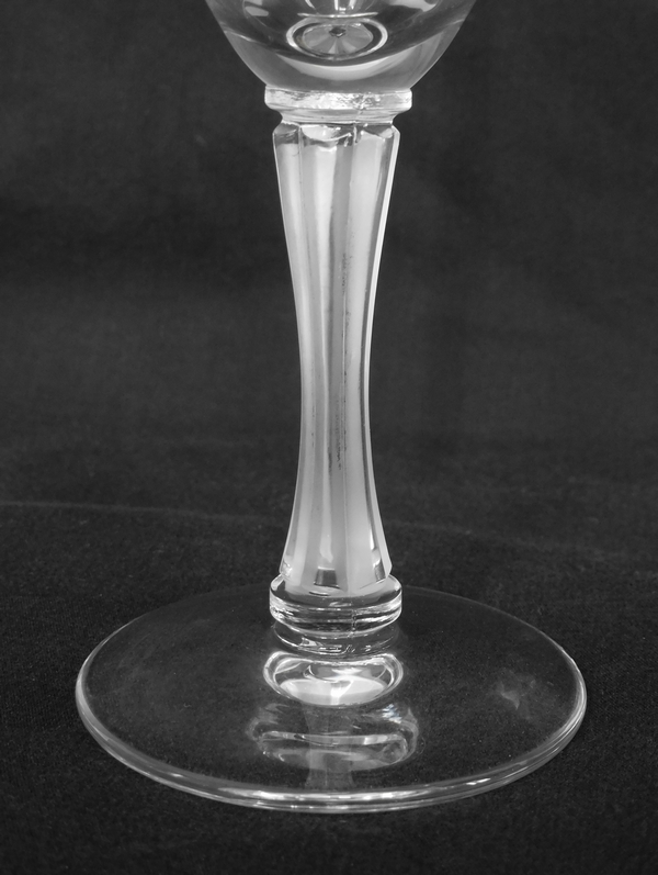 Flûte à champagne en cristal de Lalique, modèle Barsac - signée